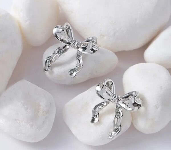 Boucles D'oreilles Plissées En Forme de Nœud couleur ARGENT – Image 2