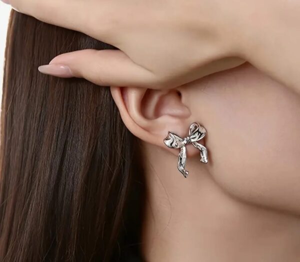 Boucles D'oreilles Plissées En Forme de Nœud couleur ARGENT – Image 4
