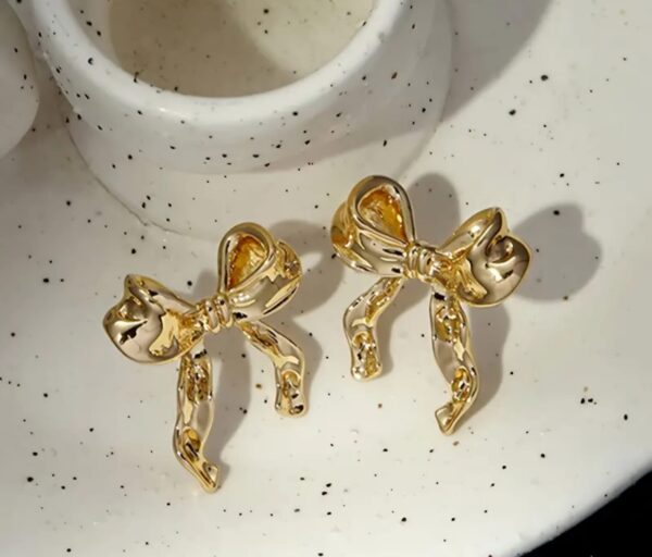 Boucles D'oreilles Plissées En Forme de Nœud couleur OR – Image 2