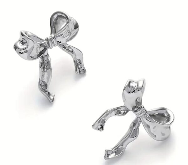 Boucles D'oreilles Plissées En Forme de Nœud couleur ARGENT – Image 3