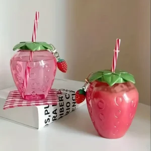 Verres fraises et pailles